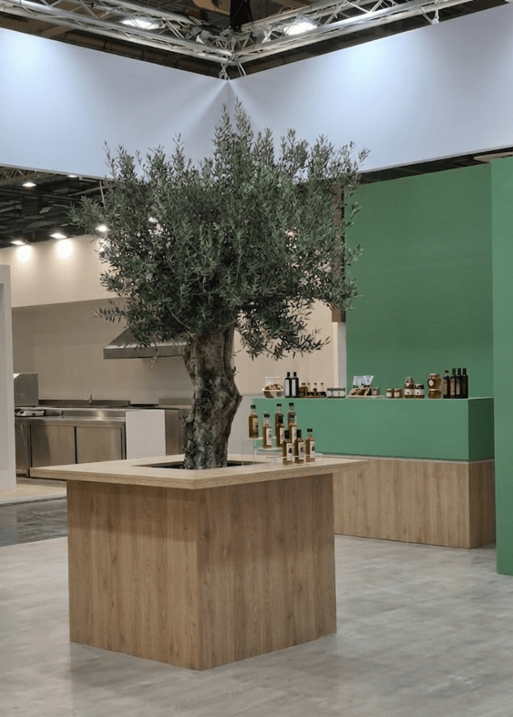 Custom περιμετρικό πάσο από ξύλο γύρω από δέντρο ελιάς σε φυσική απόχρωση - Kappawood