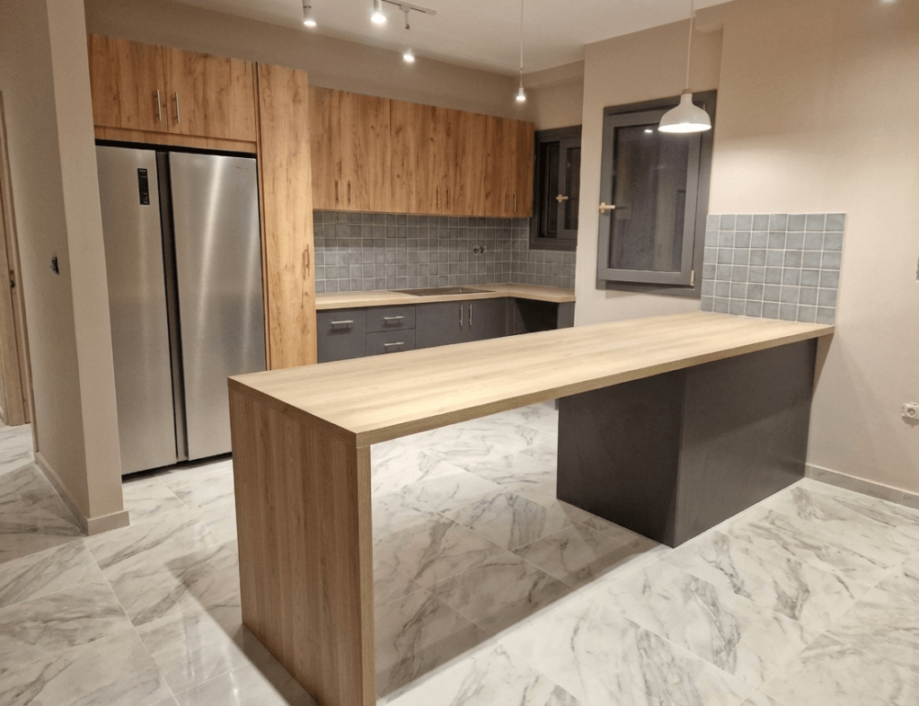 Κουζίνα από MFC δρυ ρουστίκ με πάγκο οξιάς, γκρι ντουλάπια βάσης και ενσωματωμένη νησίδα-τραπέζι - Kappawood