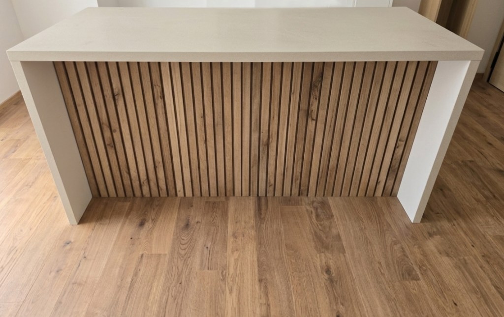 Minimal λευκή κουζίνα με ανάγλυφο πάγκο και νησίδα φαγητού με διακοσμητικά πηχάκια από μασίφ δρυ ρουστίκ - Kappawood