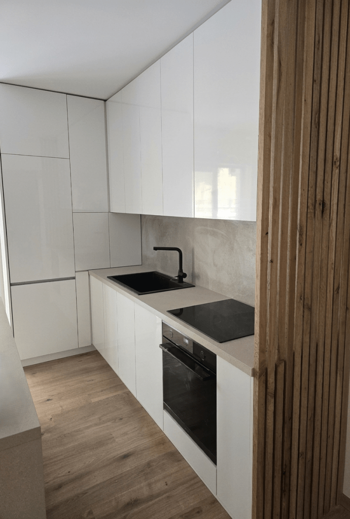 Minimal λευκή κουζίνα με ανάγλυφο πάγκο και νησίδα φαγητού με διακοσμητικά πηχάκια από μασίφ δρυ ρουστίκ - Kappawood