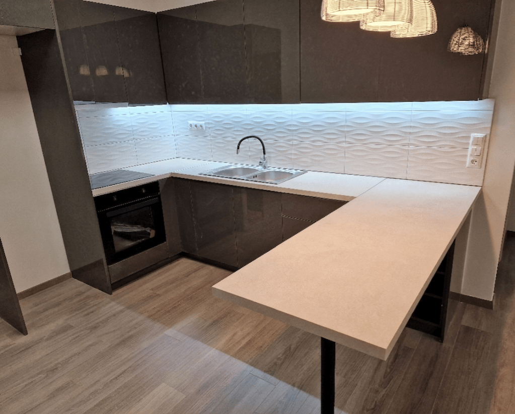 Μοντέρνα γωνιακή κουζίνα με ανθρακί γυαλιστερά ακρυλικά ντουλάπια και πάγκο με ανάγλυφη υφής - Kappawood