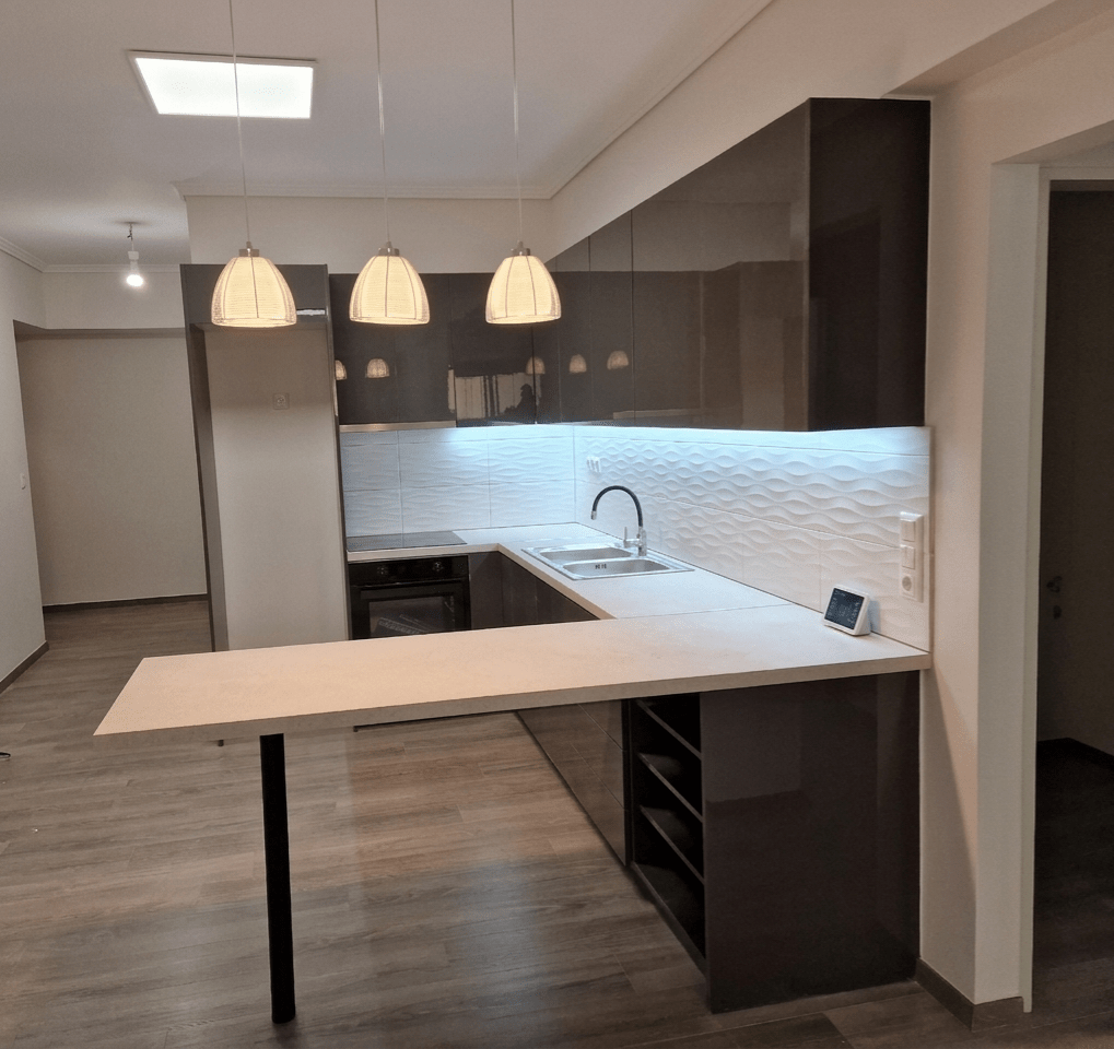 Μοντέρνα γωνιακή κουζίνα με ανθρακί γυαλιστερά ακρυλικά ντουλάπια και πάγκο με ανάγλυφη υφής - Kappawood