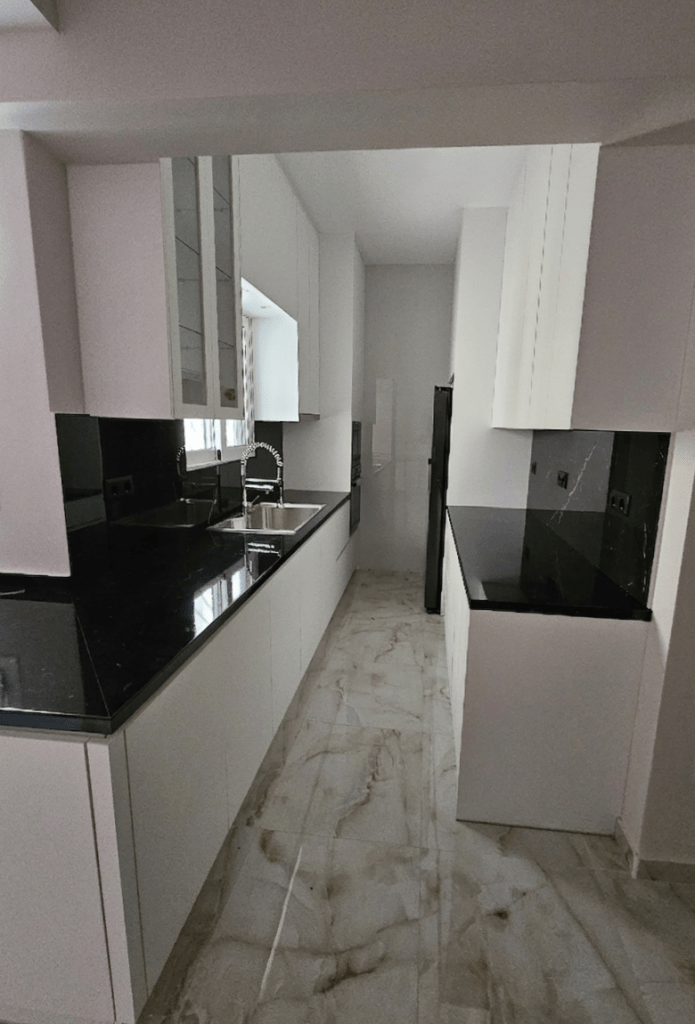 Μοντέρνα κουζίνα με λευκές ακρυλικές ματ επιφάνειες, πάγκο απομίμησης μαρμάρου και ψηλά ντουλάπια αποθήκευσης - Kappawood