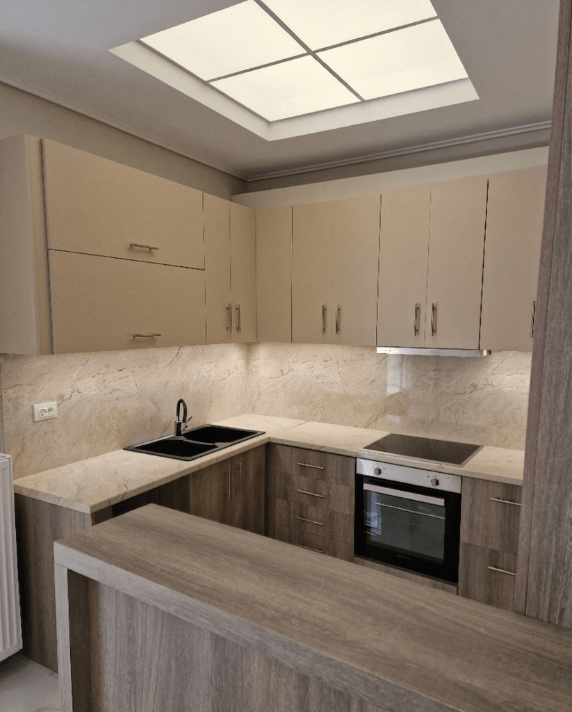 Σύνθεση κουζίνας σε ζεστές αποχρώσεις ξύλου με ανοιχτόχρωμες επενδύσεις πάγκου περιμετρικά και εργονομικό σχεδιασμό - Kappawood