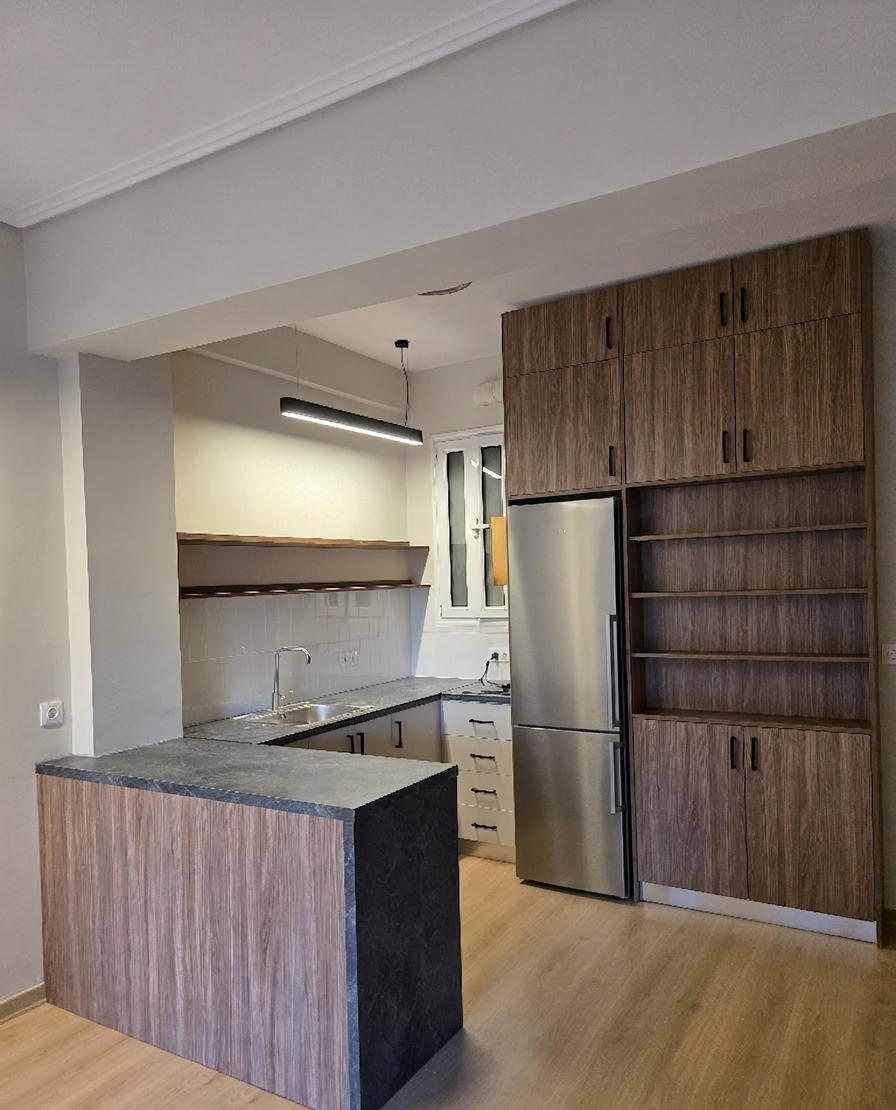 Custom κουζίνα για μικρούς χώρους με επένδυση ξύλου και ενσωματωμένη βιβλιοθήκη-ράφια - Kappawood