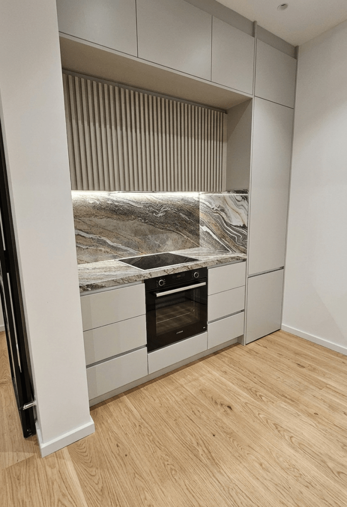 Κουζίνα με ακρυλικές επιφάνειες σε απαλούς τόνους και πάγκο με έντονη υφή πέτρας - Kappawood