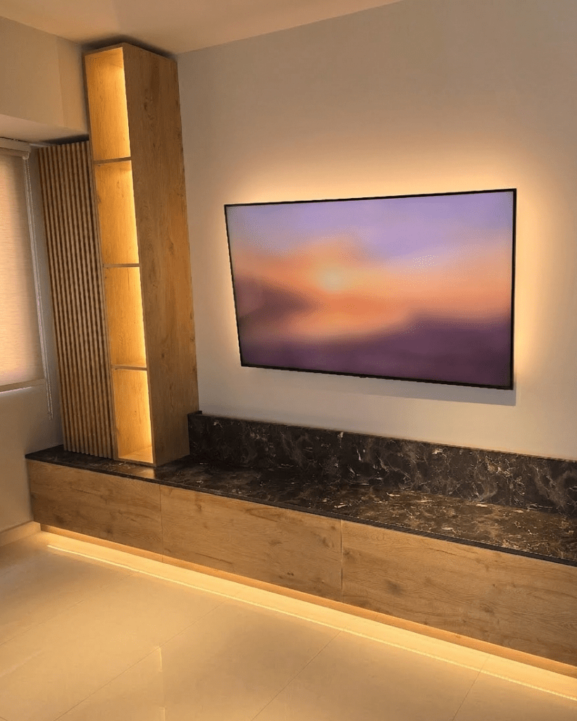 Custom έπιπλο τηλεόρασης σε απόχρωσης ξύλου με επιφάνεια απομίμησης μαρμάρου και ενσωματωμένο κρυφό φωτισμό Led - Kappawood