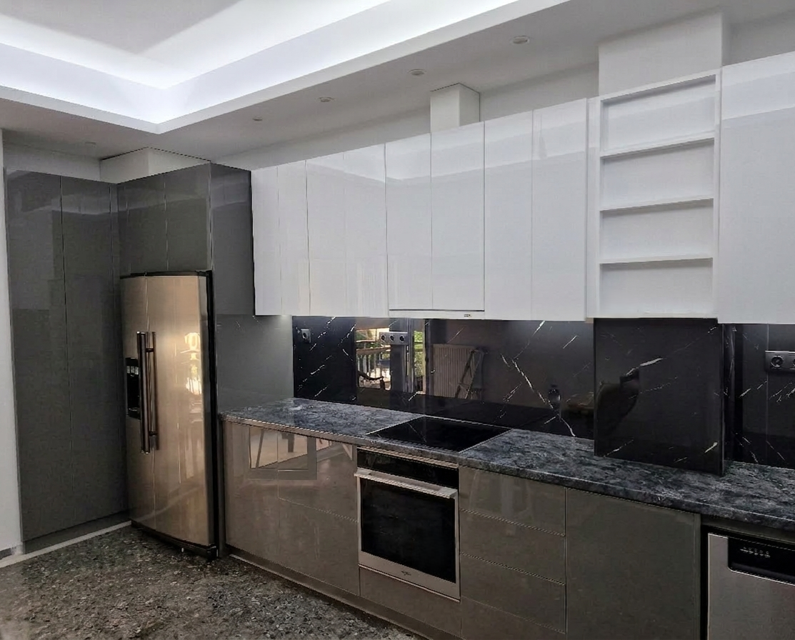 Σύγχρονη κουζίνα με γυαλιστερά γκρι ντουλάπια, πάγκο σε υφή μαρμάρου και εργονομική τοποθέτηση συσκευών - Kappawood