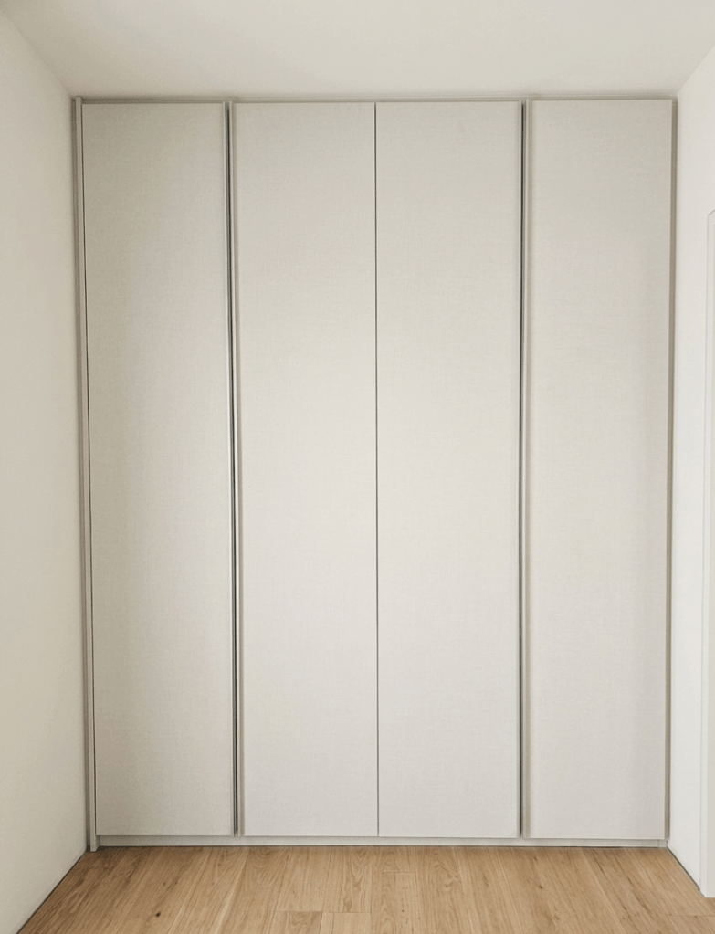 Ανοιγόμενη ντουλάπα Cleaf με ενσωματωμένο πόμολο μπάρα, ασανσέρ ρούχων και εσωτερικά συρτάρια - Kappawood