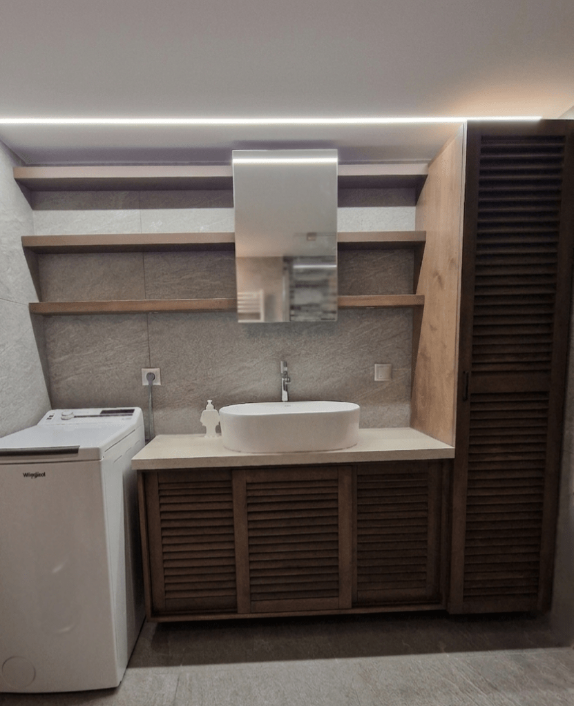 Custom έπιπλο μπάνιου από κόντρα πλακέ καρυδιά με μασίφ ράφια Οξυά - Kappawood