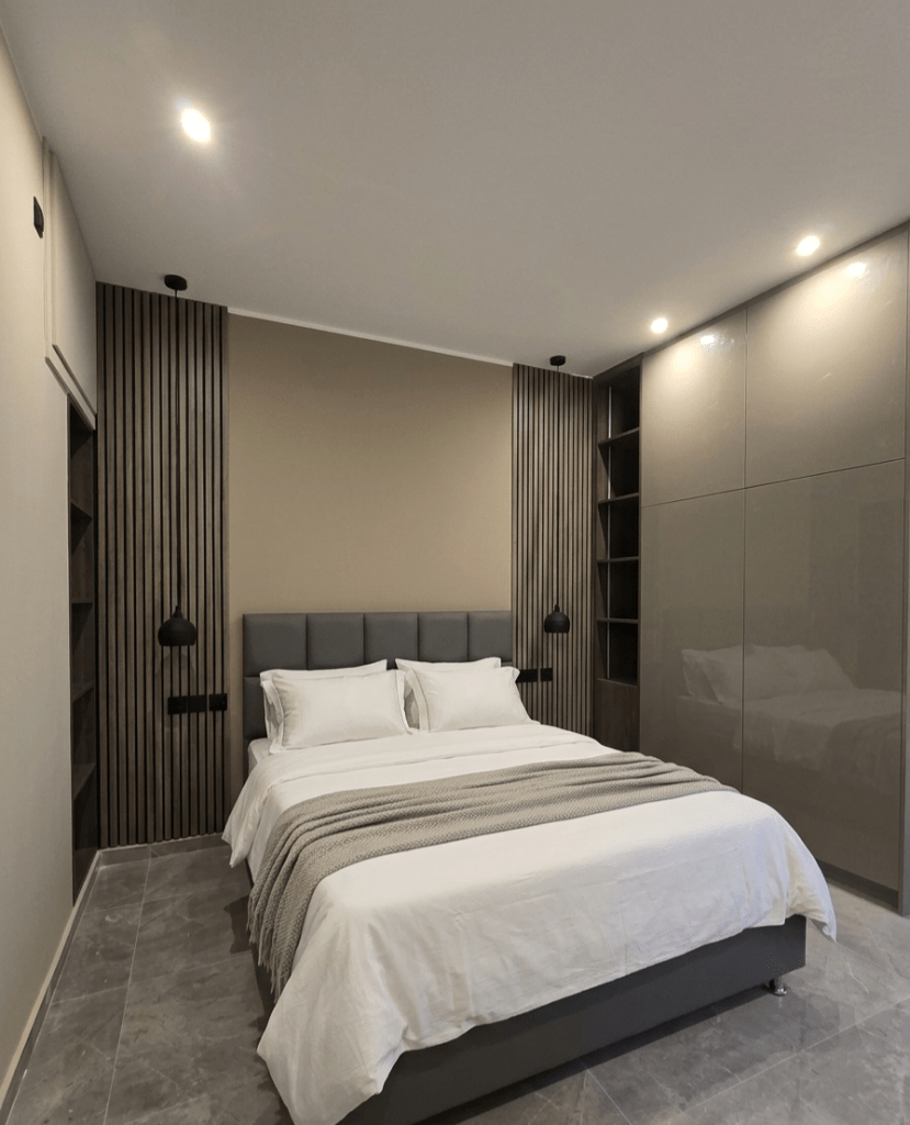 Custom σύνθεση κρεβατοκάμαρας με επένδυση τοίχου από ξύλινα διακοσμητικά πηχάκια, ανοιχτή ραφιέρα και ντουλάπα με γυαλιστερές πόρτες - kappawood