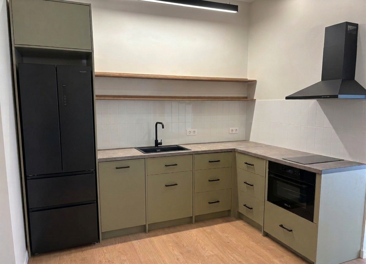 Γωνιακή κουζίνα σε απόχρωση ελιάς με πάγκο υφής πέτρας και ράφια από φυσικό καπλαμά δρυ - Kappawood