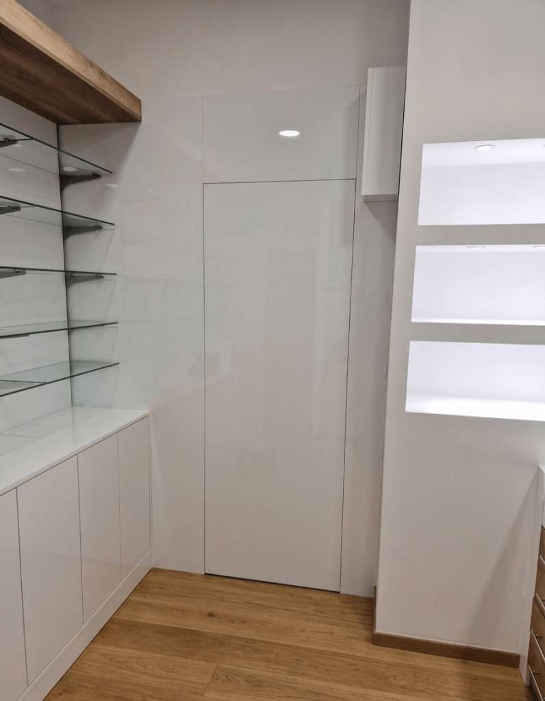 Μοντέρνος εξοπλισμός φαρμακείου με λευκό γυαλιστερό ακρυλικό, ξύλινες λεπτομέρειες και επαγγελματικά συστήματα στήριξης γυάλινων ραφιών - Kappawood