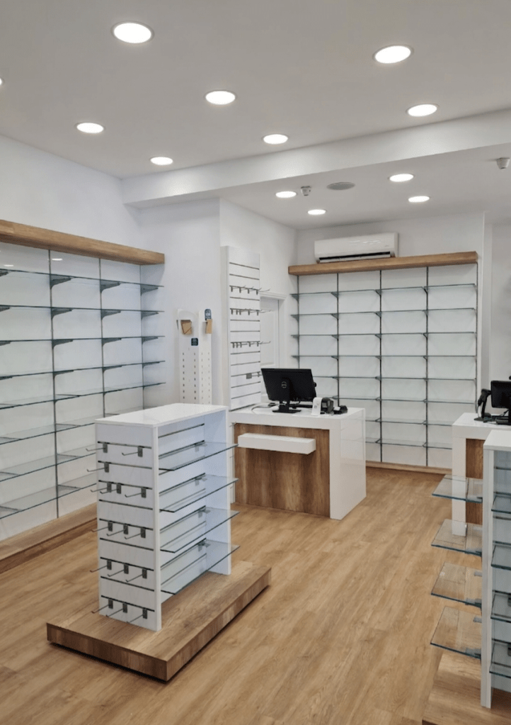 Μοντέρνος εξοπλισμός φαρμακείου με λευκό γυαλιστερό ακρυλικό, ξύλινες λεπτομέρειες και επαγγελματικά συστήματα στήριξης γυάλινων ραφιών - Kappawood