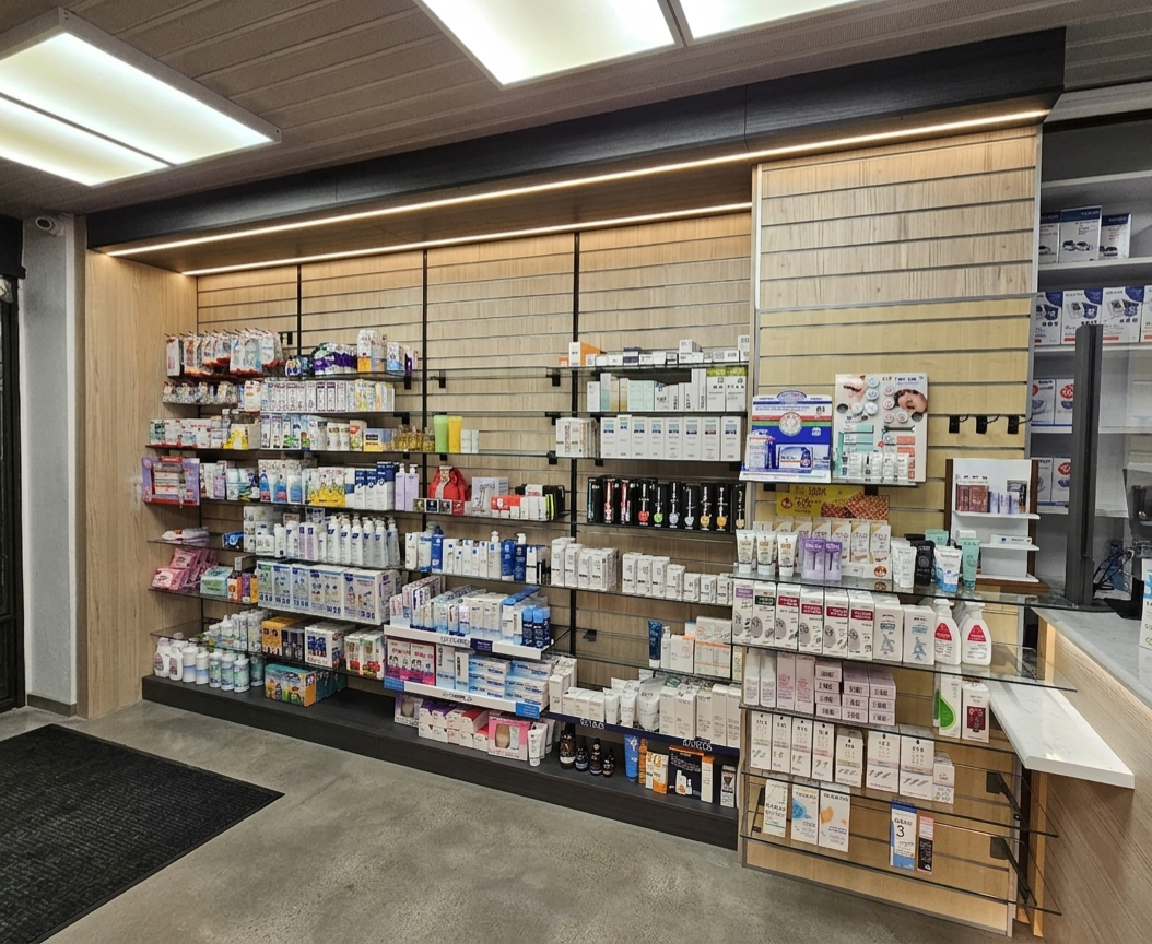 Μερική ανακαίνιση φαρμακείου με ξύλινες πλάτες τύπου slat wall, κρυστάλλινα ράφια προβολής και ενσωματωμένα συρτάρια αποθήκευσης - Kappawood 