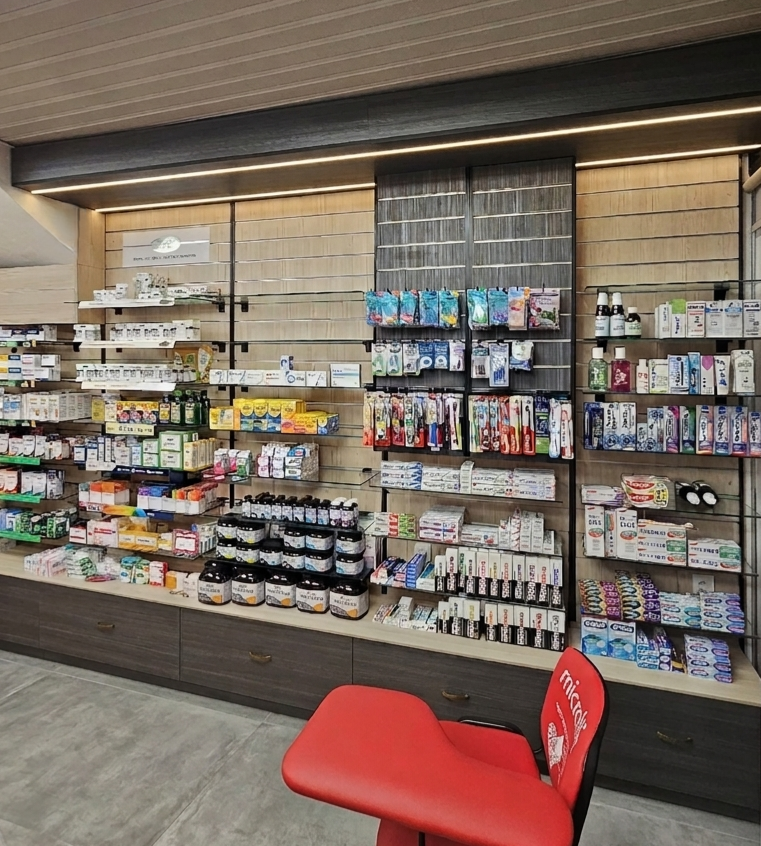 Μερική ανακαίνιση φαρμακείου με ξύλινες πλάτες τύπου slat wall, κρυστάλλινα ράφια προβολής και ενσωματωμένα συρτάρια αποθήκευσης - Kappawood 