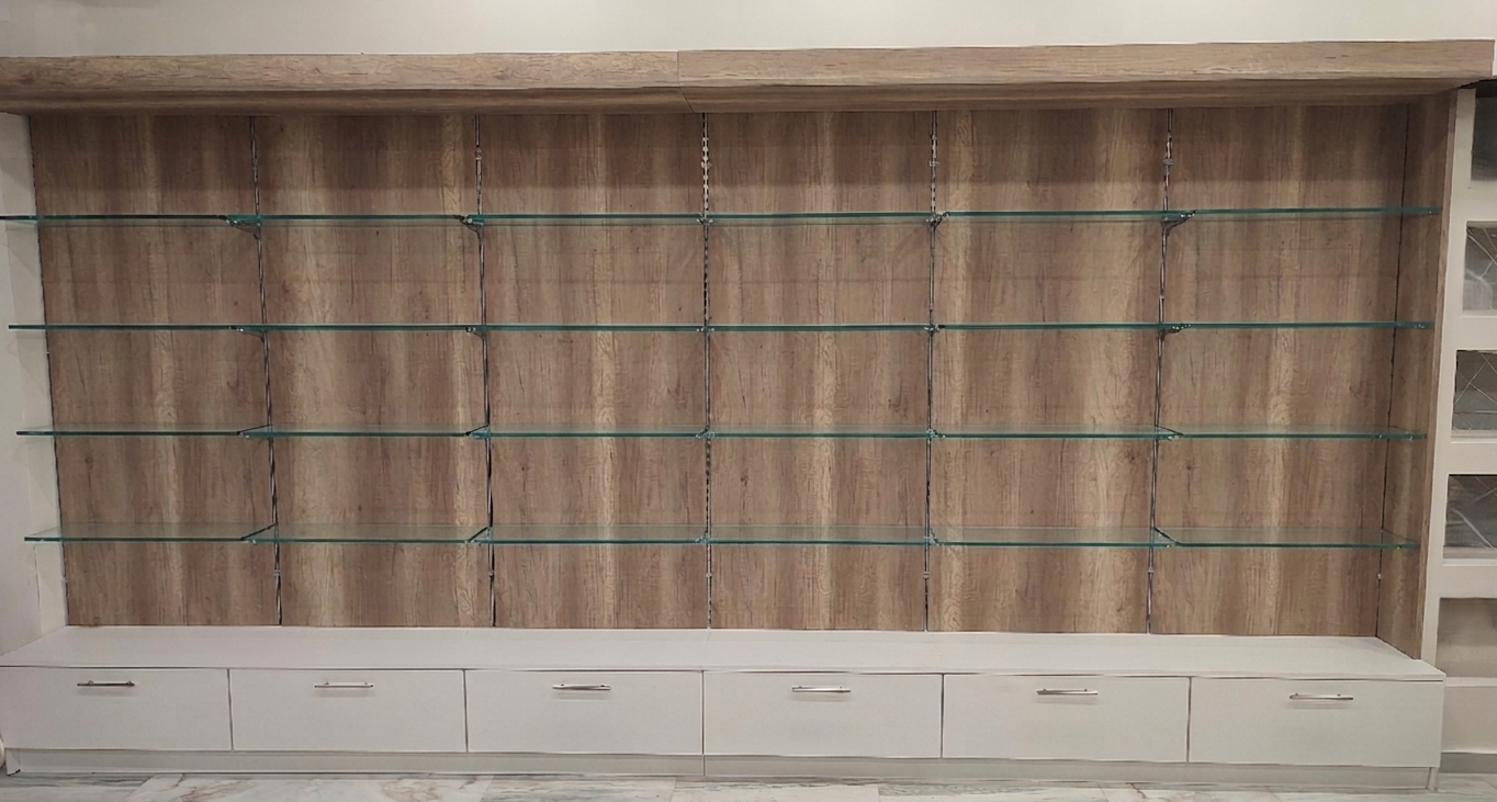 Επαγγελματικός εξοπλισμός φαρμακείου σε απόχρωση ξύλου με λευκά ματ στοιχεία, χωνευτά συστήματα στήριξης, ατομικούς πάγκους εργασίας και συρταριέρες Willach - Kappawood