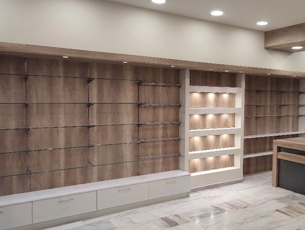 Επαγγελματικός εξοπλισμός φαρμακείου σε απόχρωση ξύλου με λευκά ματ στοιχεία, χωνευτά συστήματα στήριξης, ατομικούς πάγκους εργασίας και συρταριέρες Willach - Kappawood