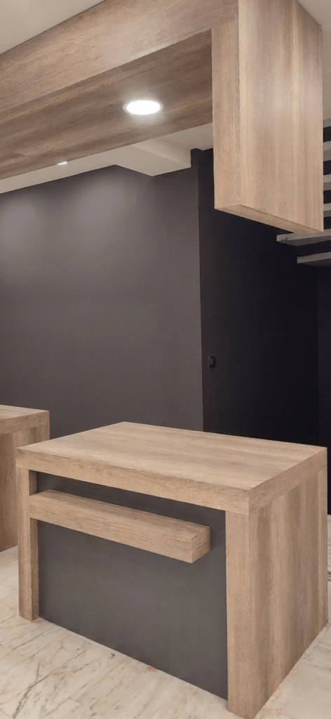 Επαγγελματικός εξοπλισμός φαρμακείου σε απόχρωση ξύλου με λευκά ματ στοιχεία, χωνευτά συστήματα στήριξης, ατομικούς πάγκους εργασίας και συρταριέρες Willach - Kappawood