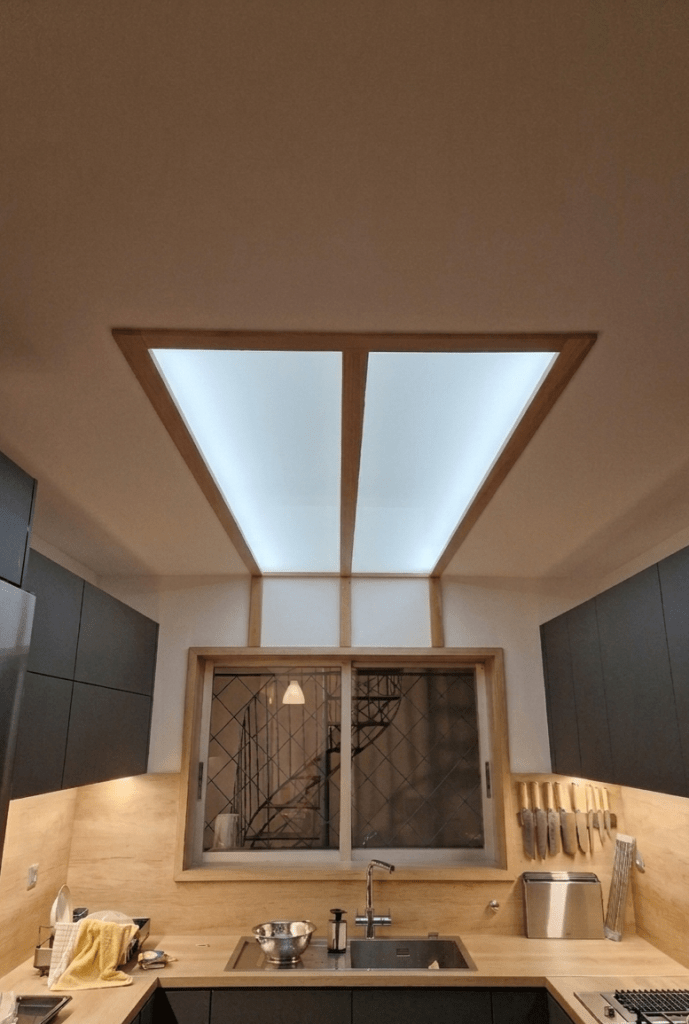 Custom έπιπλα κουζίνας με ξύλινη κορνίζα οροφής οξείας στο φυσικό της χρώμα  και ενσωματωμένο κρυφό φωτισμό LED - Kappawood