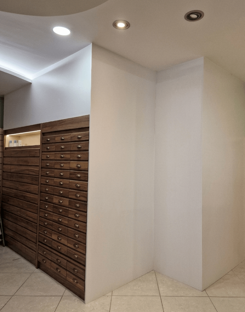 Διαχωριστικό χώρου από μασίφ ξυλεία σε απόχρωση καρυδιάς με ενσωματωμένη κρυφή πόρτα και επαγγελματική συρταριέρα φαρμακείου - Kappawood