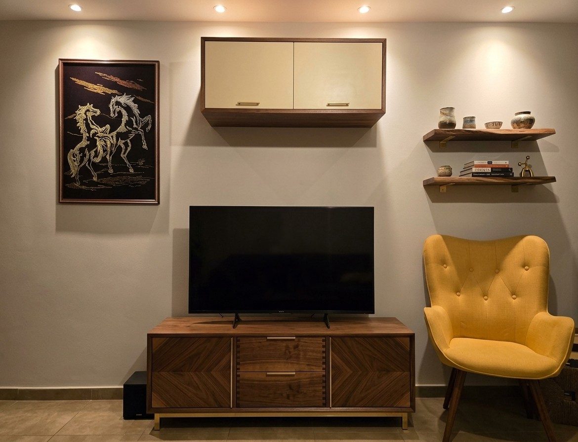 Custom σύνθεση καθιστικού με έπιπλο τηλεόρασης από καπλαμά καρυδιάς, κρεμαστό ντουλάπι με πόρτες λάκας και ράφια από φυσικό ξύλο - kappawood