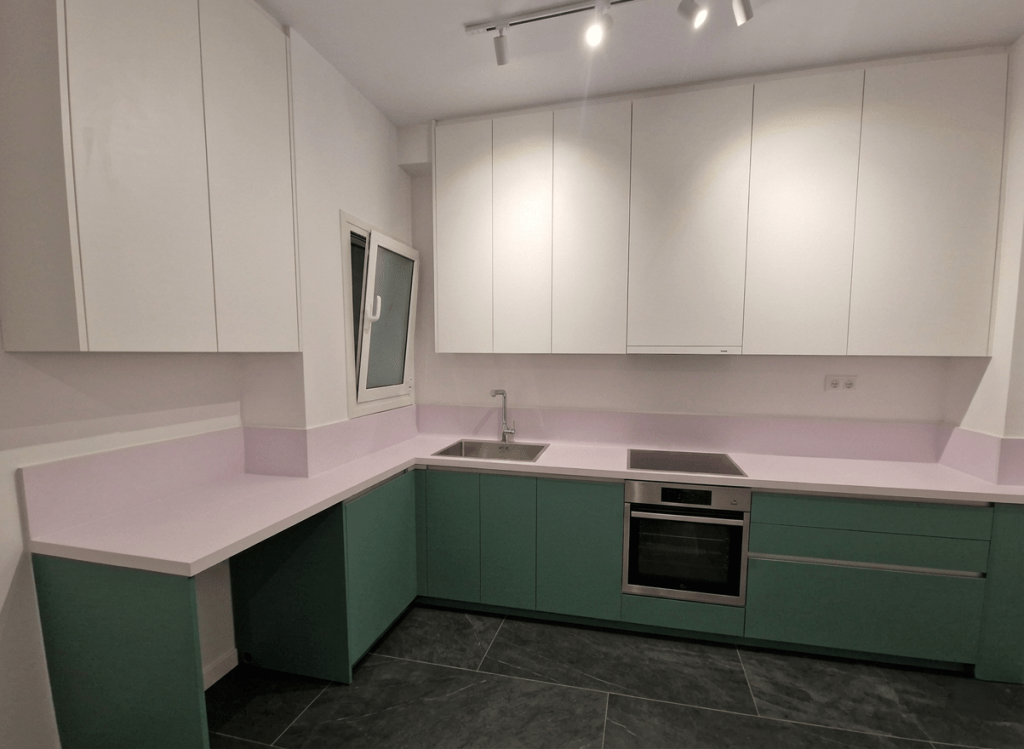 Μοντέρνα κουζίνα με ακρυλικά ματ πορτάκια  και πάγκο FENIX - Kappawood