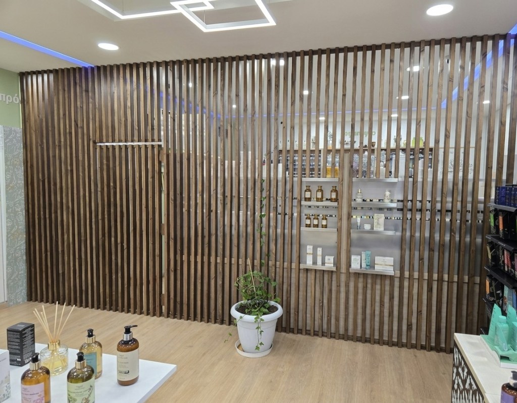 Διαχωριστικό χώρου από μασίφ ξυλεία σε απόχρωση καρυδιάς με ενσωματωμένη κρυφή πόρτα και επαγγελματική συρταριέρα φαρμακείου - Kappawood