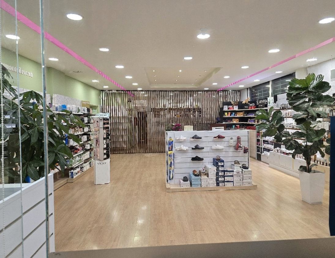 Διαχωριστικό χώρου από μασίφ ξυλεία σε απόχρωση καρυδιάς με ενσωματωμένη κρυφή πόρτα και επαγγελματική συρταριέρα φαρμακείου - Kappawood