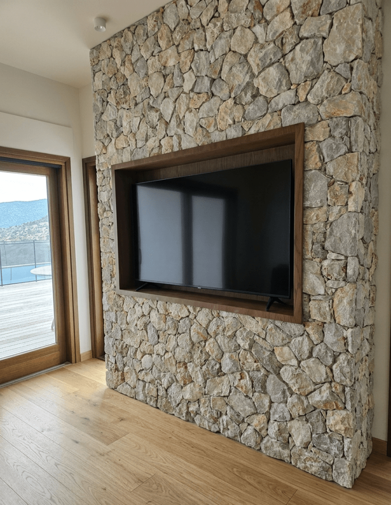 Custom ξύλινη επένδυση εσοχής για τηλεόραση σε πέτρινο τοίχο με χωνευτό πλαίσιο στις  αποχρώσεις του ξύλου - kappawood