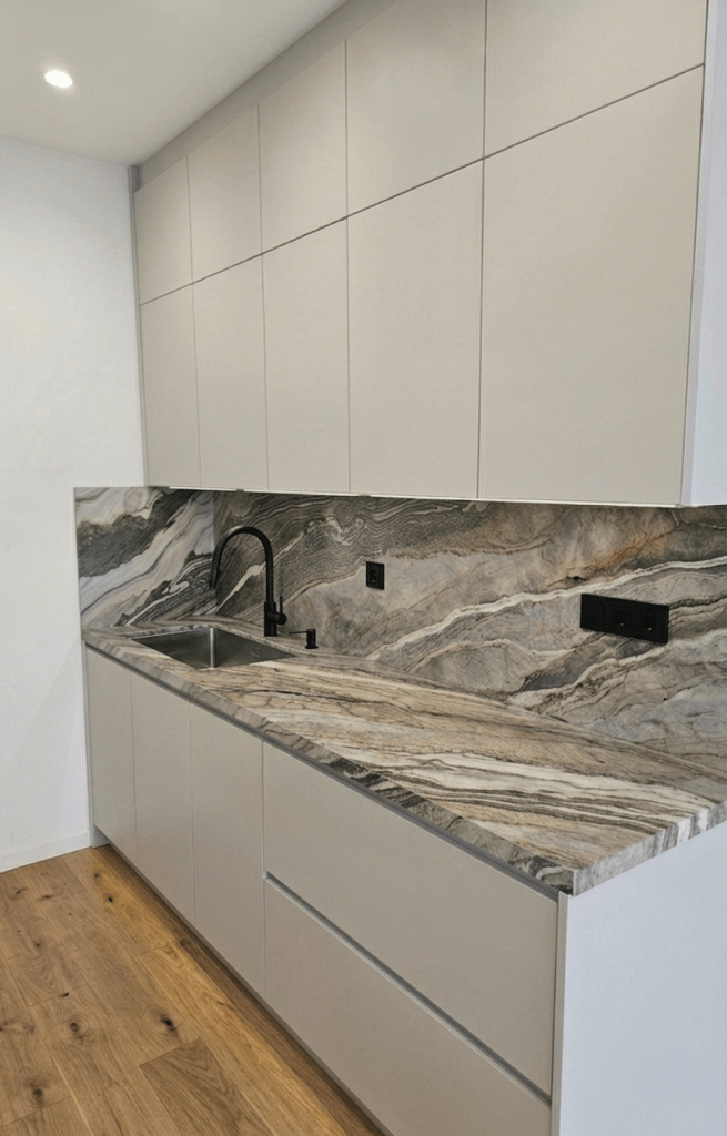 Κουζίνα με ακρυλικές επιφάνειες σε απαλούς τόνους και πάγκο με έντονη υφή πέτρας - Kappawood