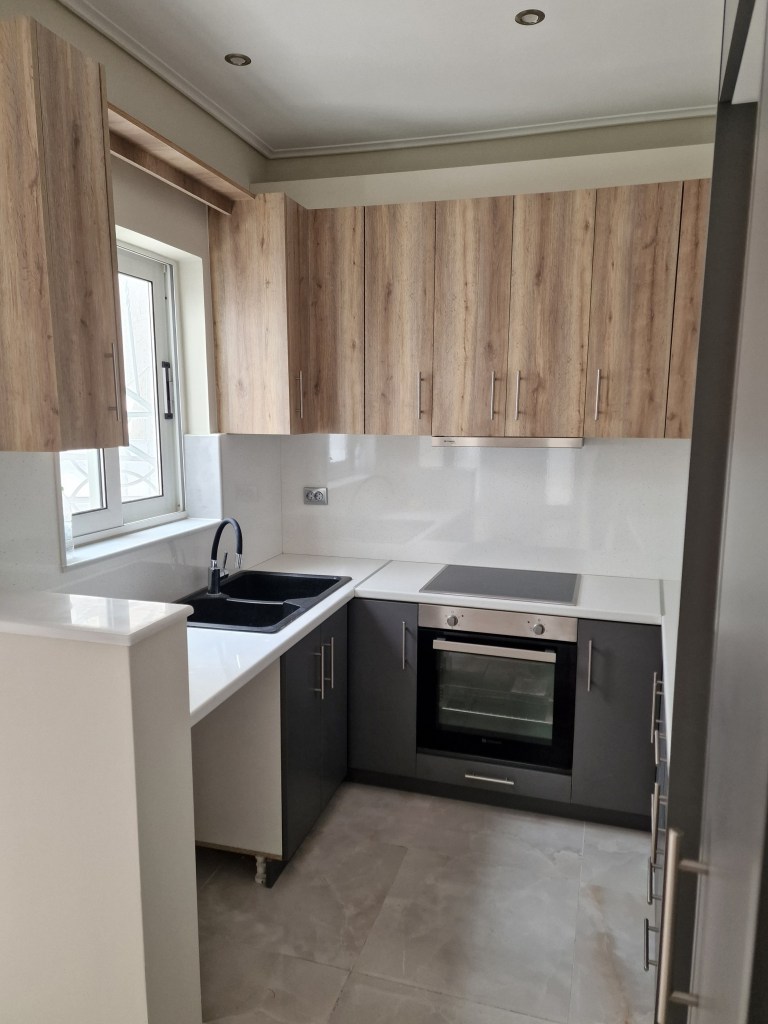 Κουζίνα με MFC δρυς ρουστίκ, γκρι ντουλάπια βάσης και λευκό πάγκο - kappawood