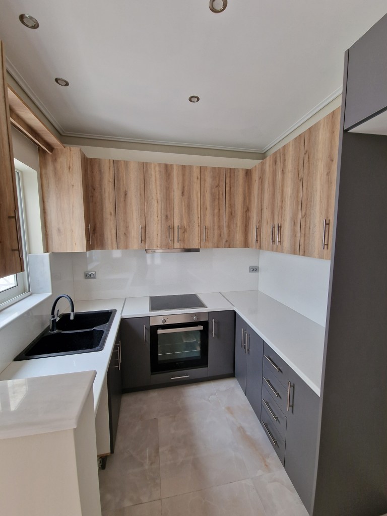 Κουζίνα με MFC δρυς ρουστίκ, γκρι ντουλάπια βάσης και λευκό πάγκο - kappawood