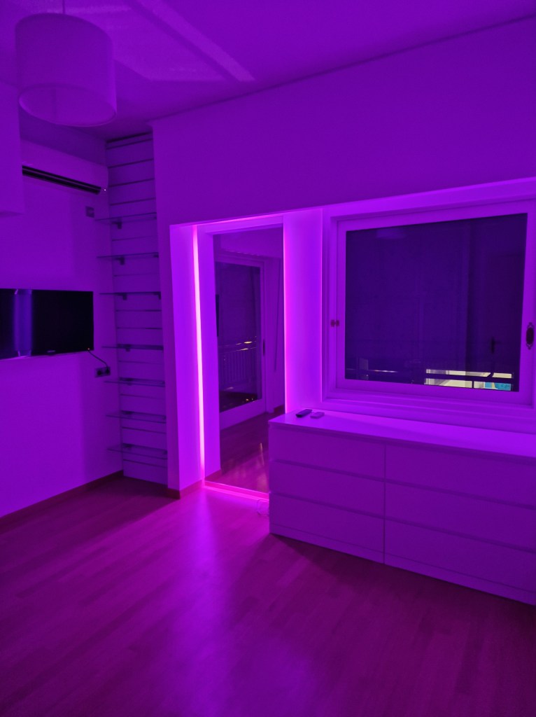 Custom έπιπλα δωματίου σε λευκή απόχρωση με γυάλινα ράφια και λευκή πλάτη για απόλυτη αρμονία με τον κρυφό φωτισμό - Kappawood