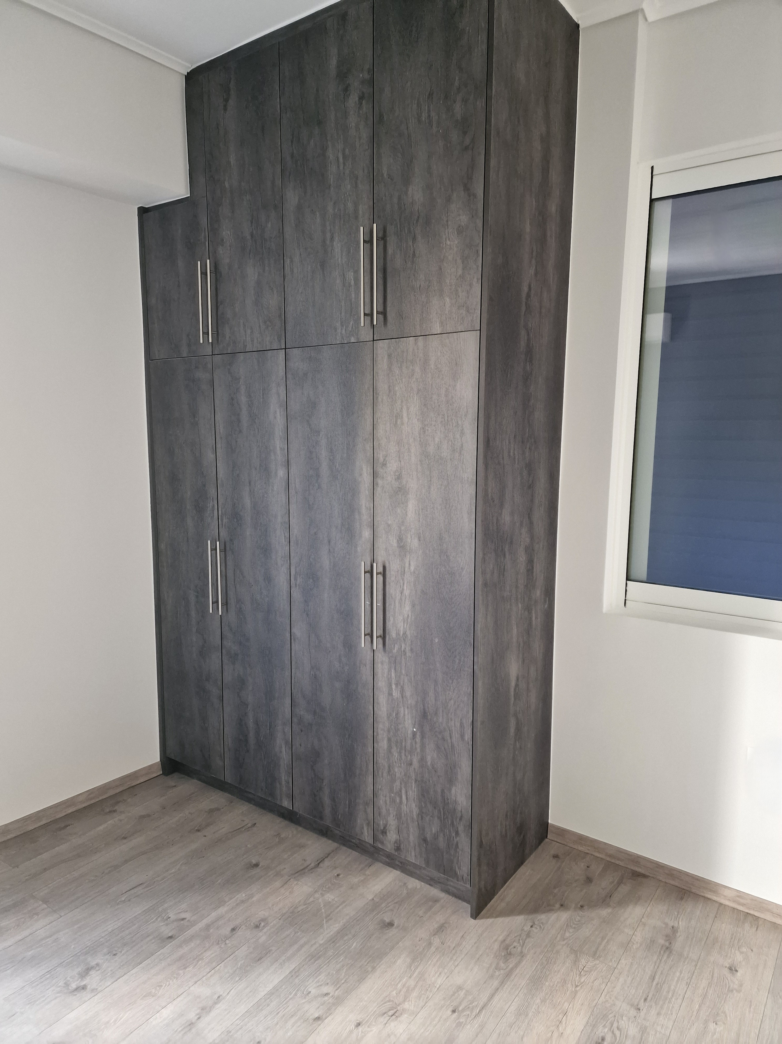 Custom ντουλάπα υπνοδωματίου με σκουρόχρωμο textured ξύλο μέχρι την οροφή - Kappawood