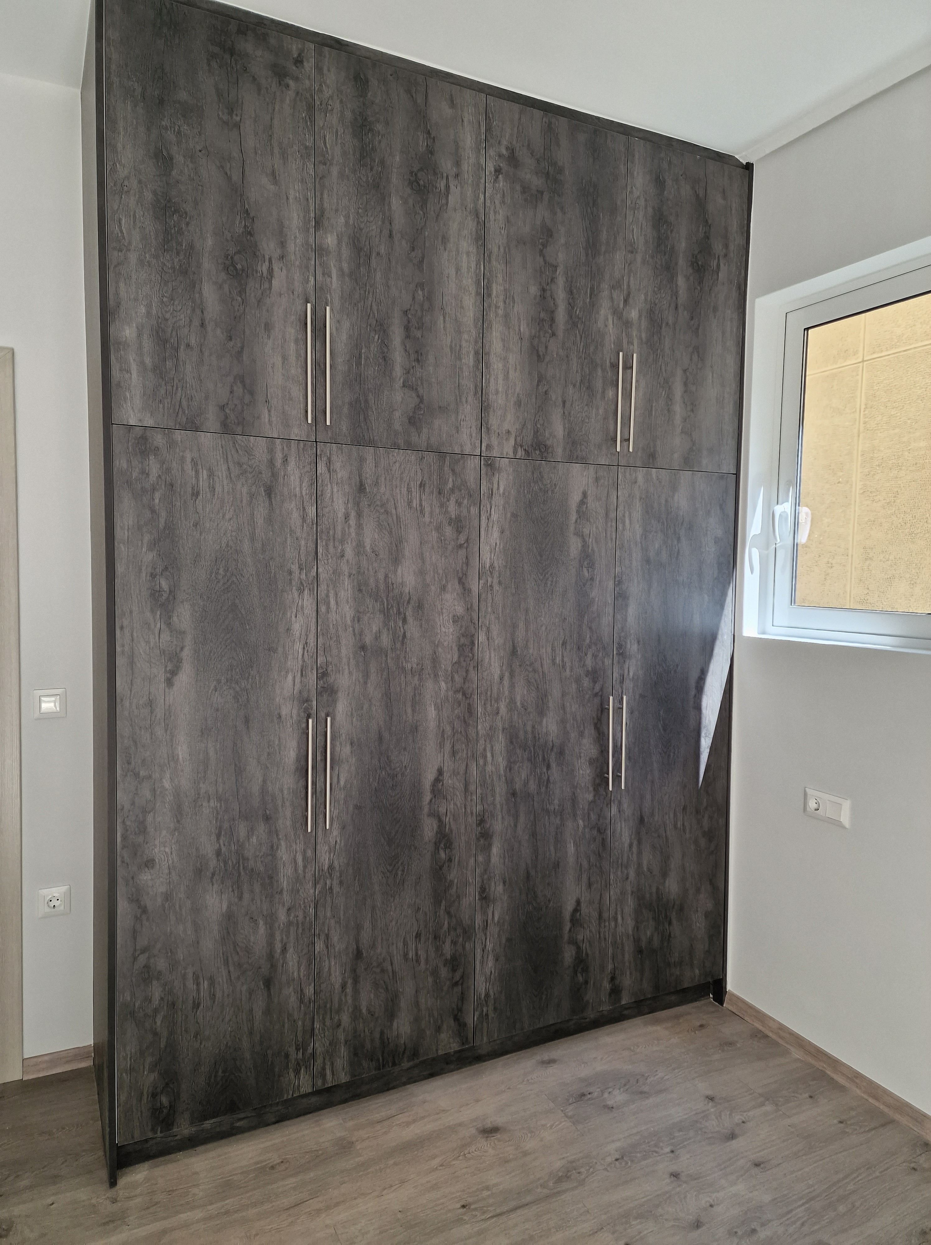 Custom ντουλάπα υπνοδωματίου με σκουρόχρωμο textured ξύλο μέχρι την οροφή - Kappawood