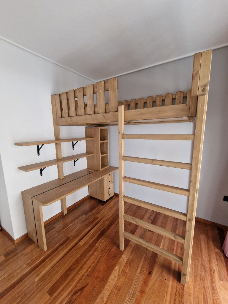 Χειροποίητο κρεβάτι κουκέτα με ενσωματωμένο γραφείο και ράφια από μασίφ ξυλεία πεύκου με οικολογικό βερνίκι - Kappawood