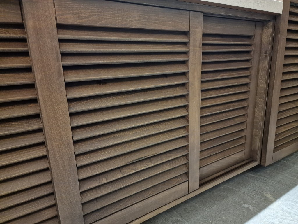 Custom έπιπλο μπάνιου με πόρτες γρίλια από Οξυά - Kappawood