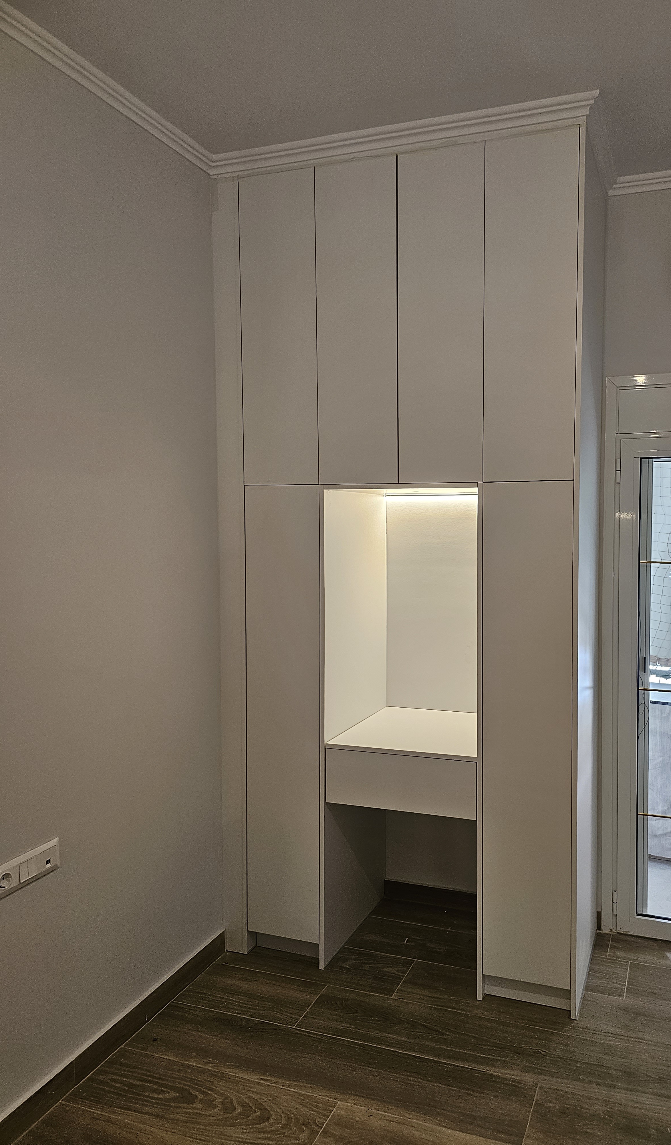 Custom ντουλάπα με ακριλικά πορτάκια και minimal γραφείο - Kappawood