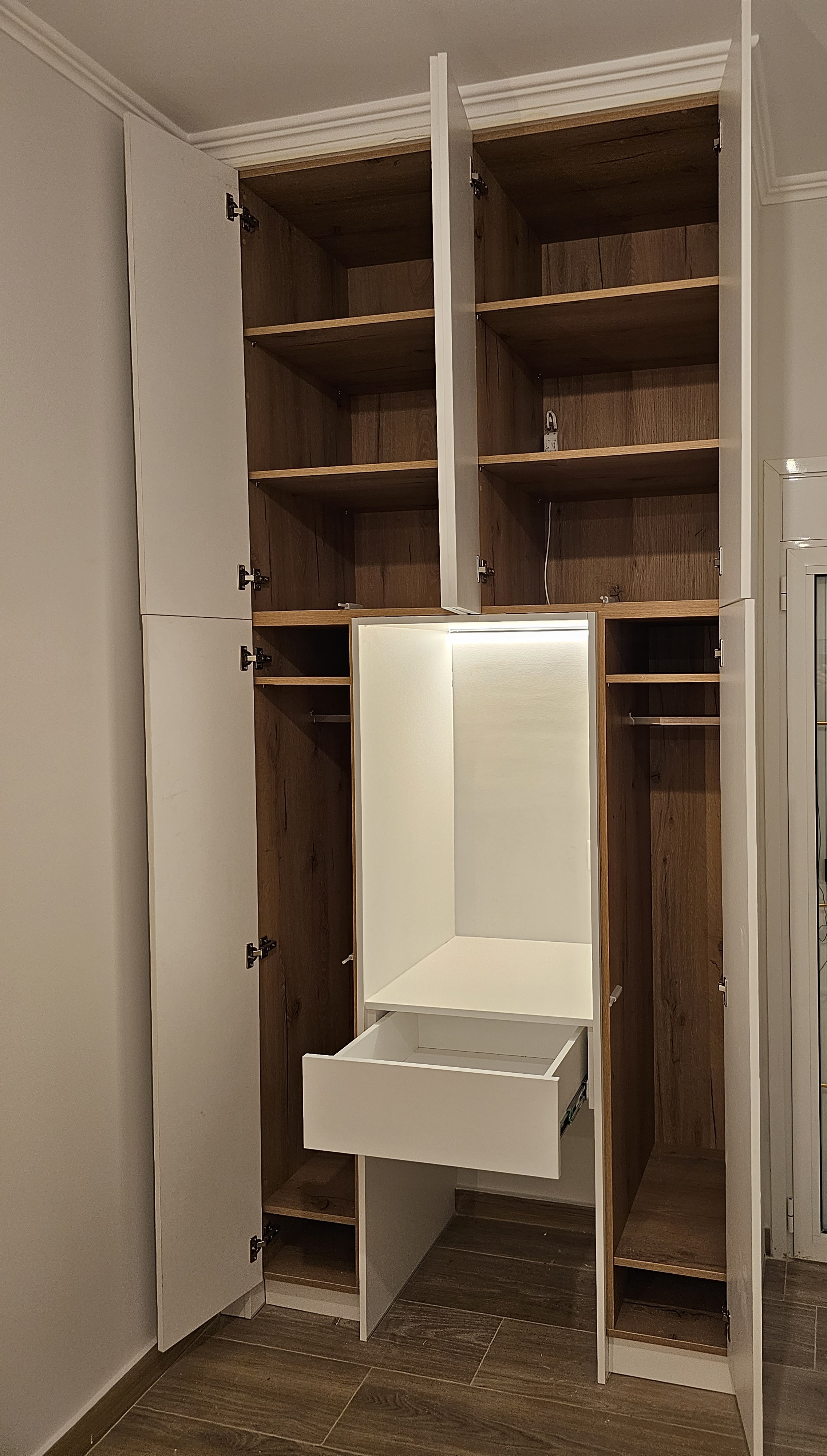 Custom ντουλάπα με ακριλικά πορτάκια και minimal γραφείο - Kappawood