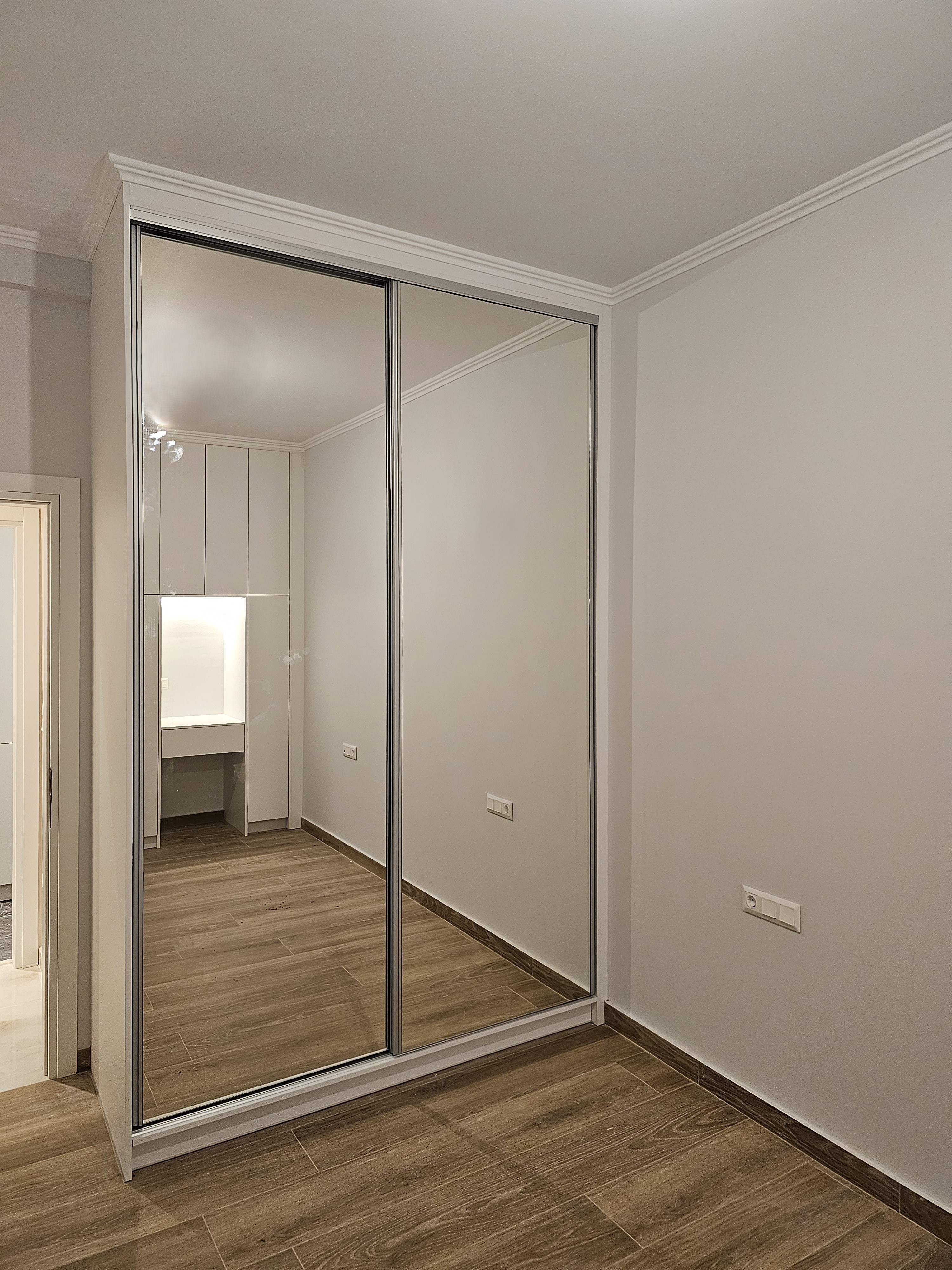 Ντουλάπα υπνοδωματίου με συρόμενες πόρτες και καθρέπτη - Kappawood