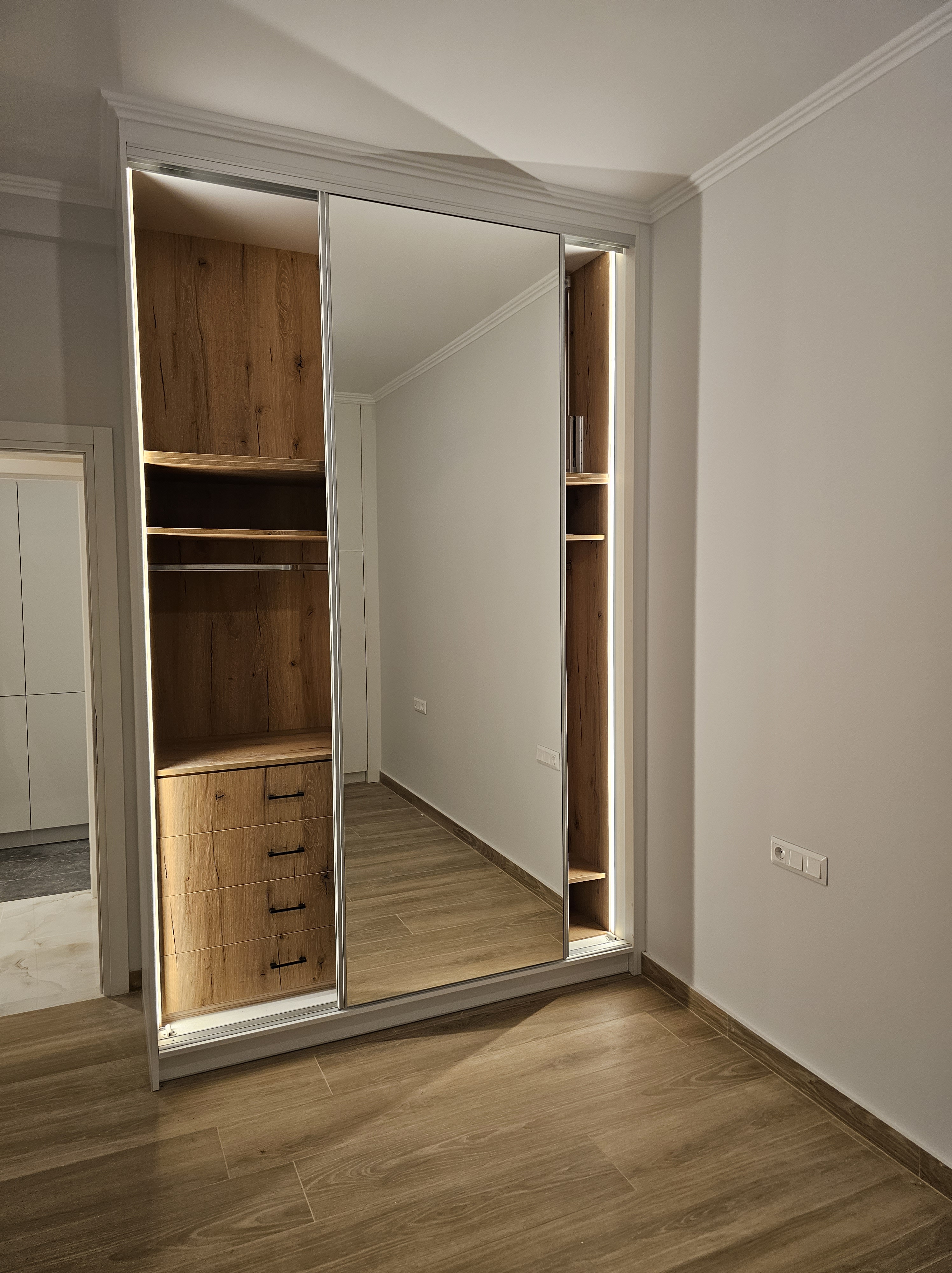 Ντουλάπα υπνοδωματίου με συρόμενες πόρτες και καθρέπτη - Kappawood