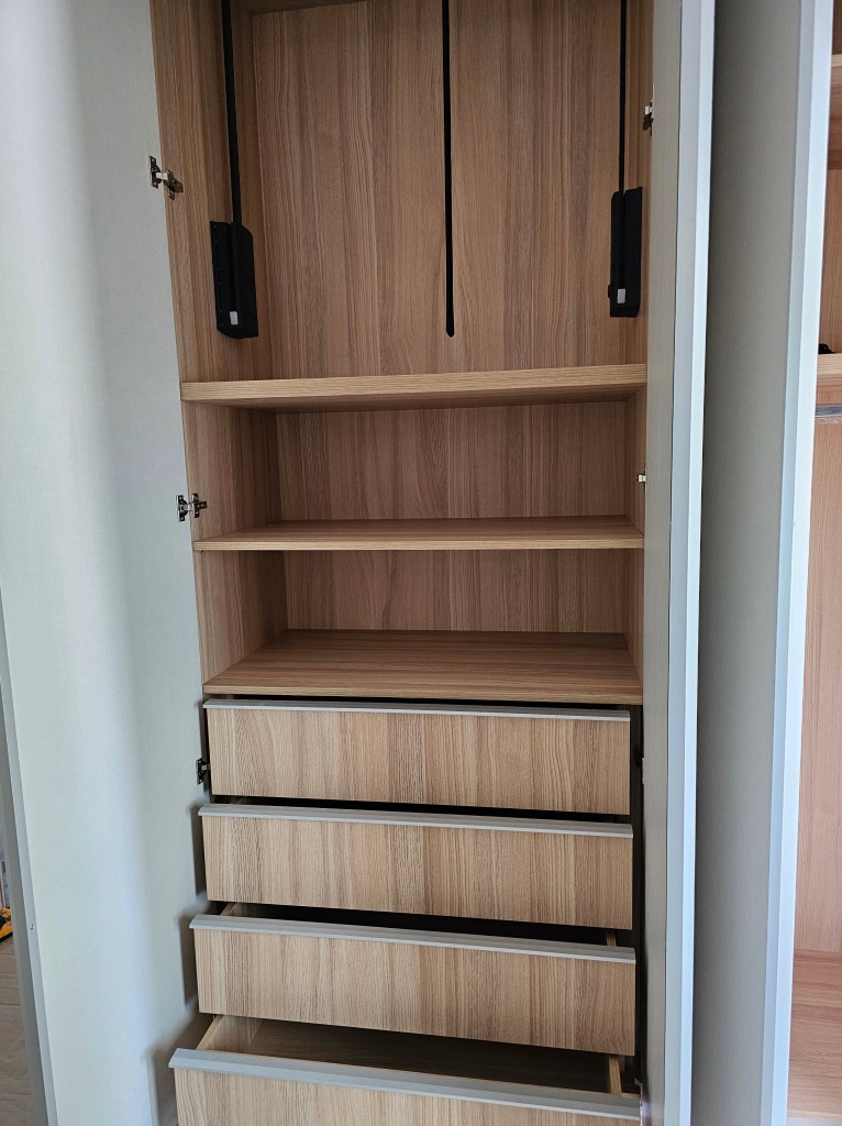 Ανοιγόμενη ντουλάπα Cleaf με ενσωματωμένο πόμολο μπάρα, ασανσέρ ρούχων και εσωτερικά συρτάρια - Kappawood