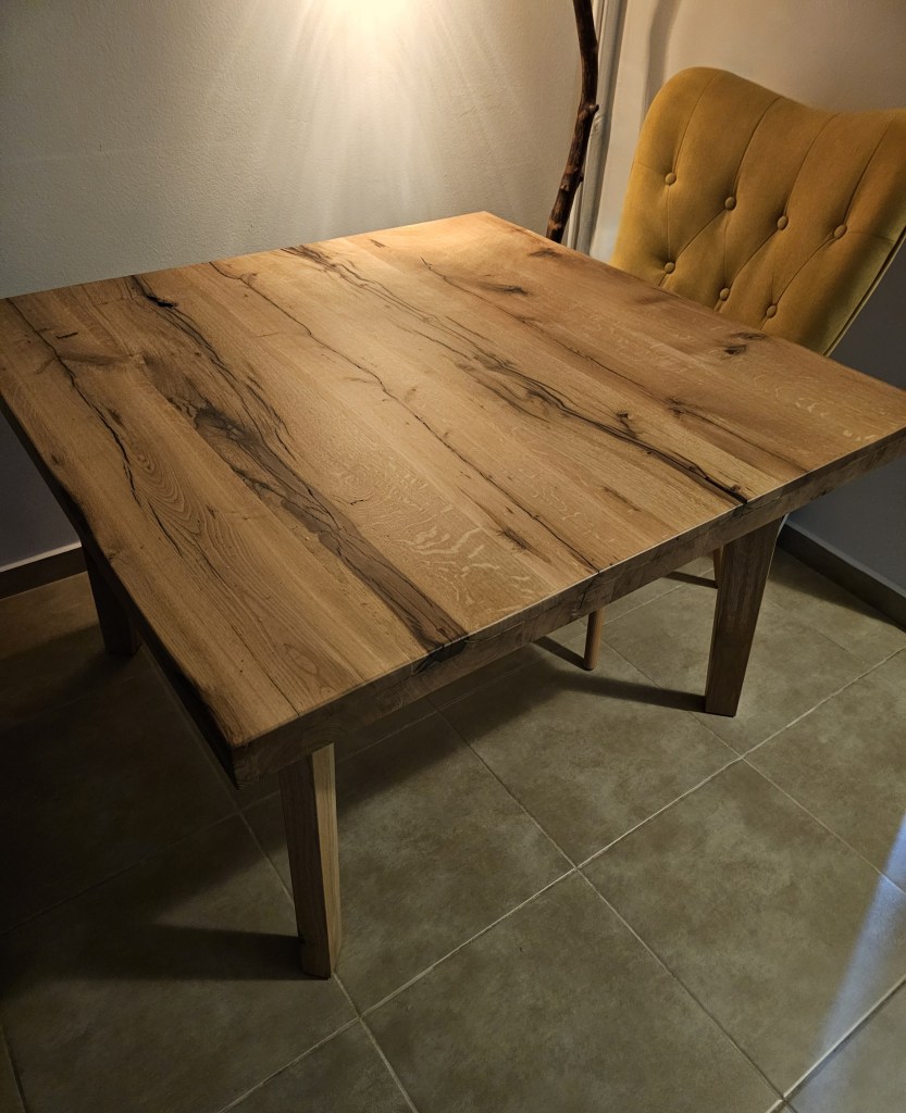 Χειροποίητο τραπέζι από φυσική πλάκα δρυς ρουστίκ με μασίφ δρύινα πόδια και βερνίκι εμποτισμού - Kappawood