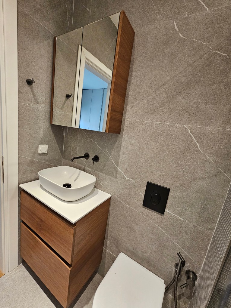 Κατασκευή επίπλων μπάνιου με αποχρώσεις ξύλου - Kappawood