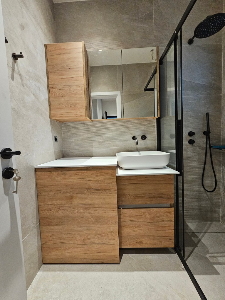 Κατασκευή επίπλων μπάνιου με αποχρώσεις ξύλου - Kappawood