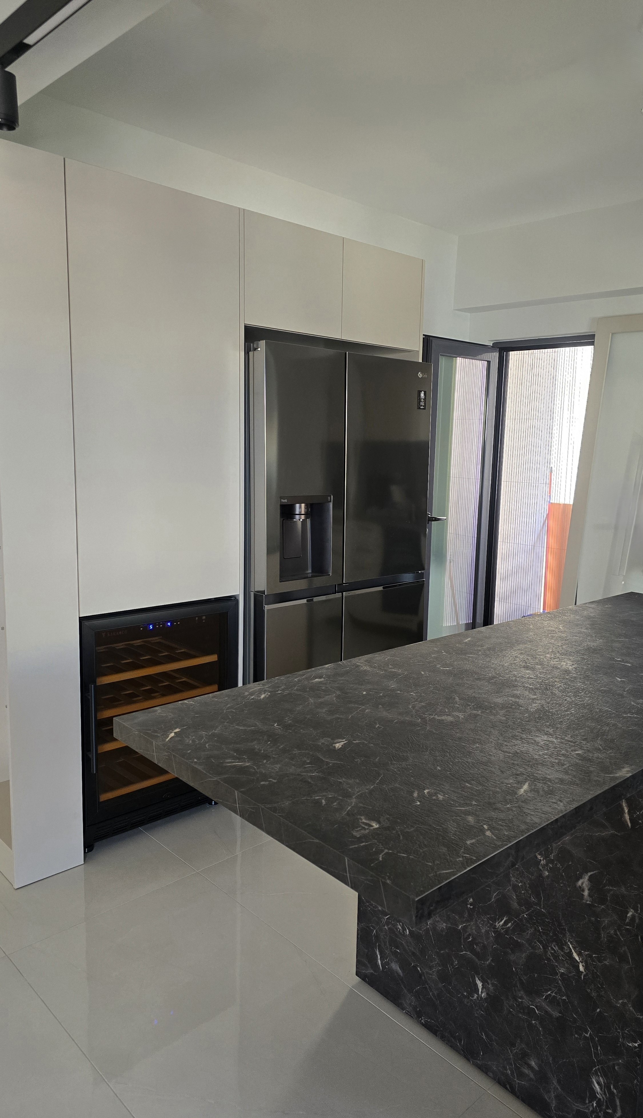 Open-plan κουζίνα με κεντρική νησίδα απομίμησης μαρμάρου και σύγχρονες ανέσεις - Kappawood