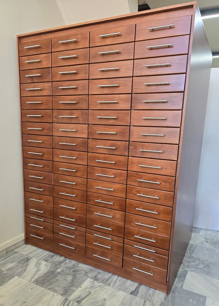 Επαγγελματική συρταριέρα WIllach και πάγκος εξυπηρέτησης από μασίφ ξυλεία φλαμούρι σε νεοκλασικό σχέδιο - Kappawood