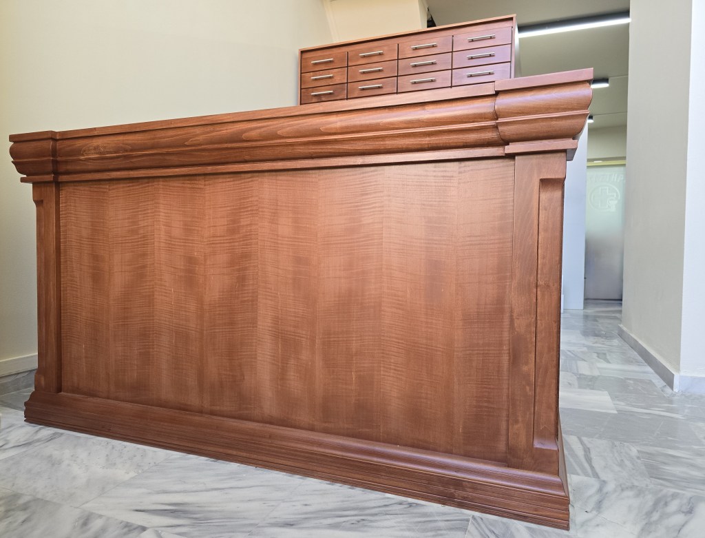 Επαγγελματική συρταριέρα WIllach και πάγκος εξυπηρέτησης από μασίφ ξυλεία "φλαμούρι" σε νεοκλασικό σχέδιο - Kappawood