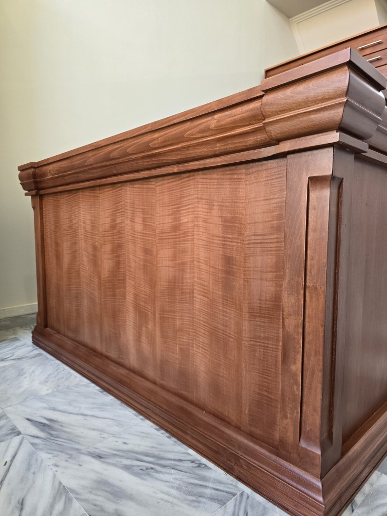 Πάγκος εργασίας φαρμακείου από μασίφ ξυλεία φλαμούρι με νεοκλασικά σχέδια και χειροποίητο φινίρισμα - Kappawood